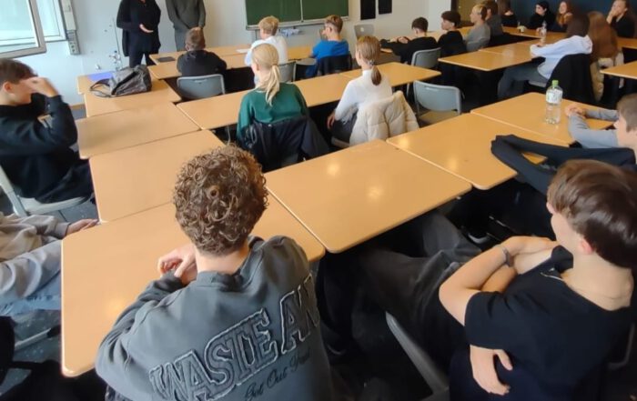 Schüler*innen bei dem Vortrag