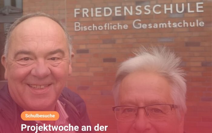 Erhard und Christiane Holze vor der Friedensschule