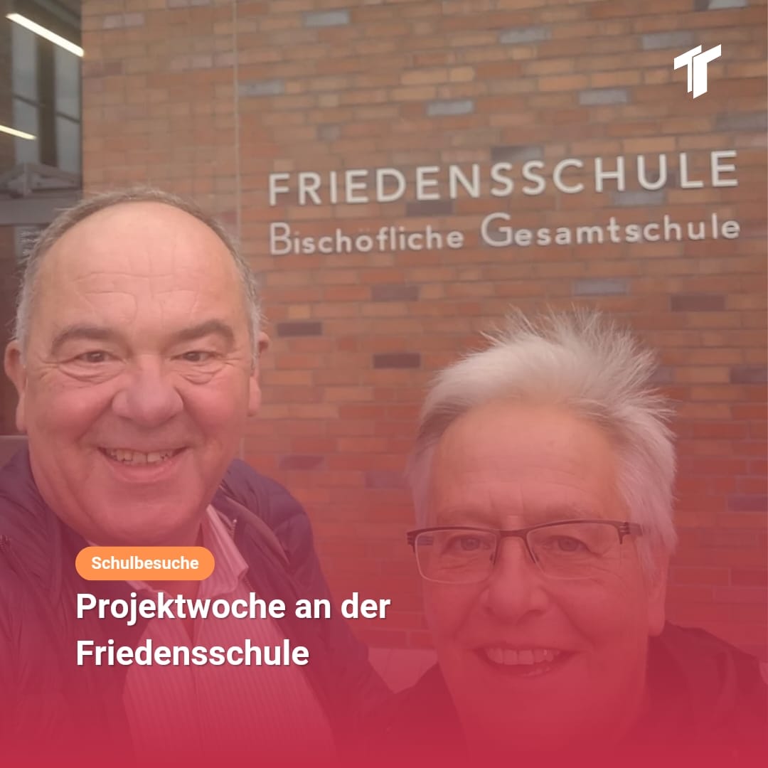 Erhard und Christiane Holze vor der Friedensschule