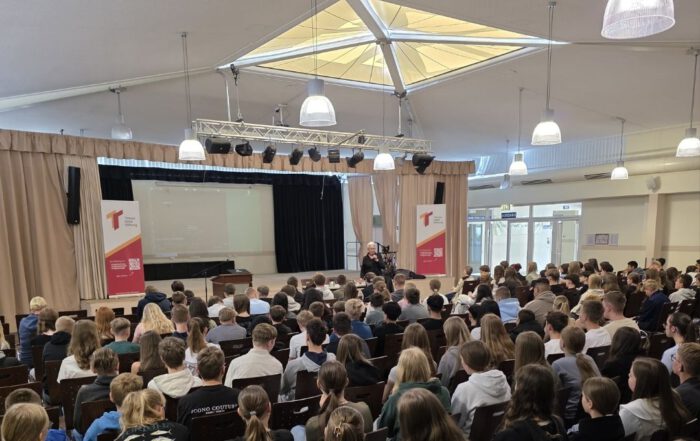 Prall gefüllte Aula mit Schülerinnen und Schülern