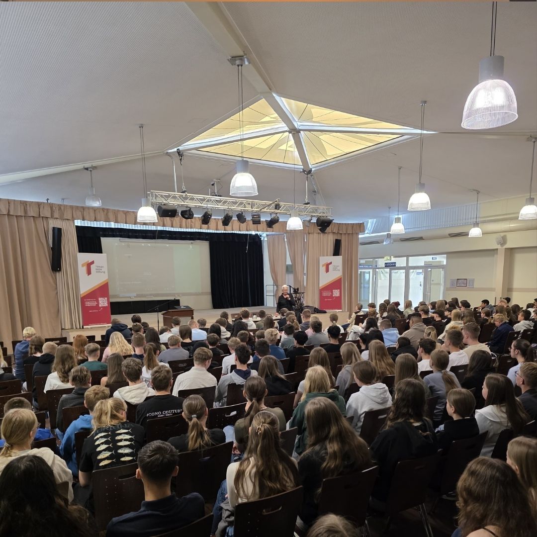 Ems Insta 2 Prall gefüllte Aula mit Schülerinnen und Schülern