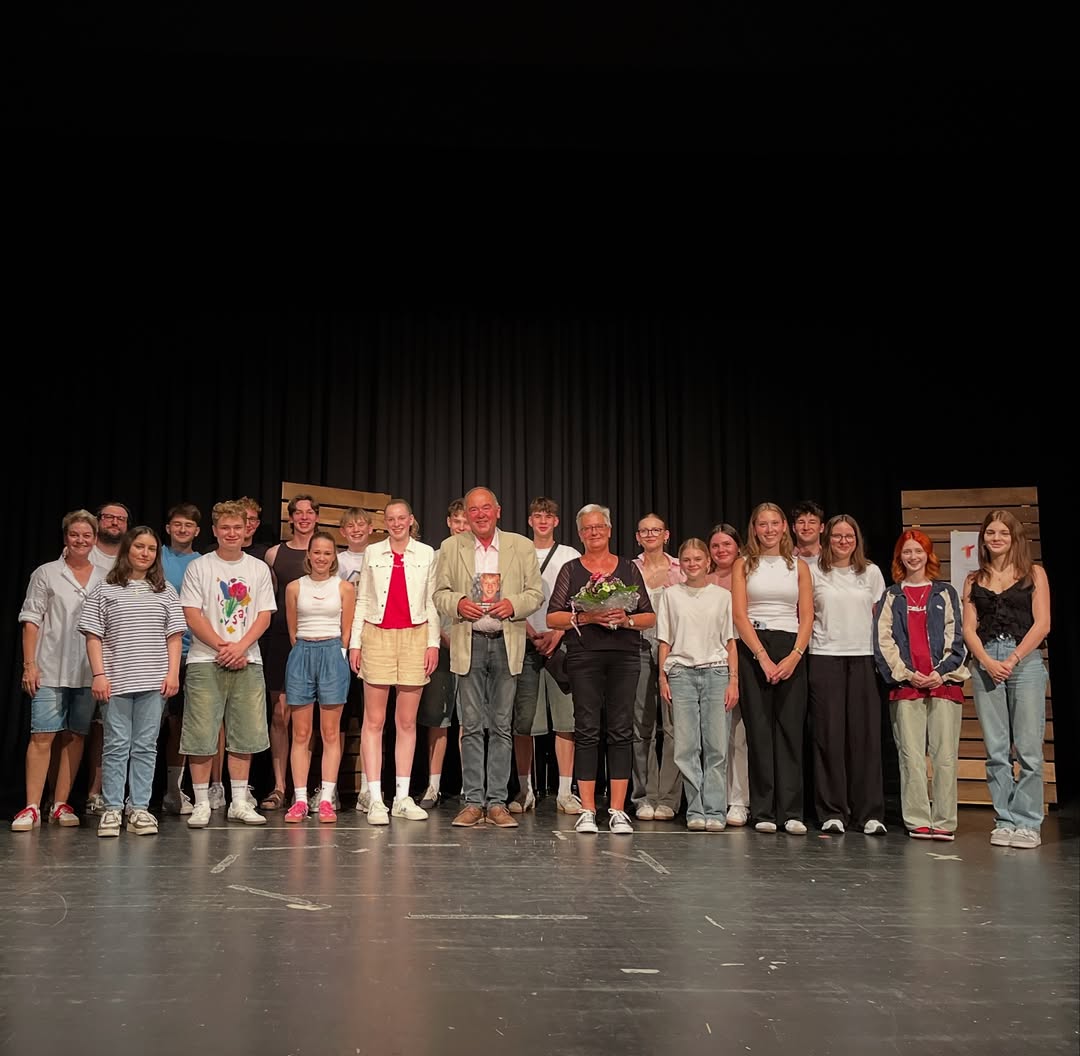 Gruppenbild mit dem ganzen Theater und Tils Eltern