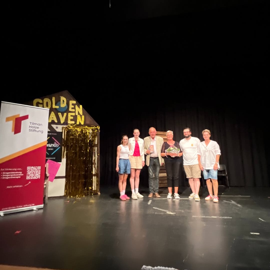 Gruppenbild mit Stinftungs-Roll-Up