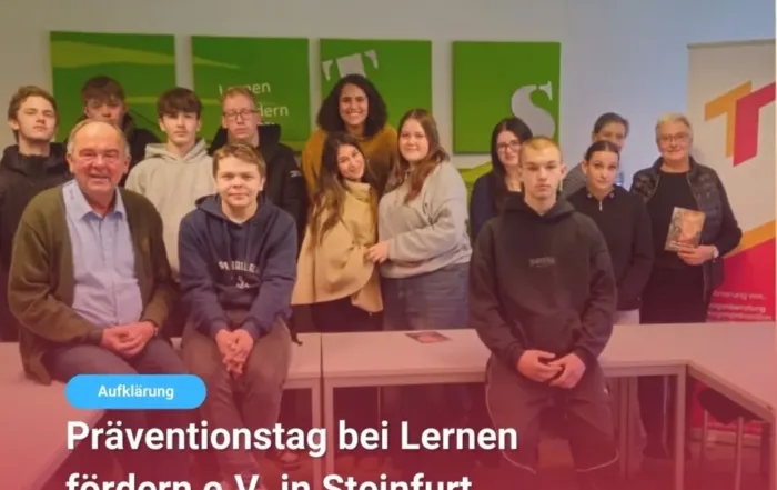 Tils Eltern mit Schüler*innen und Lehrer*innen sitzen auf Tischen
