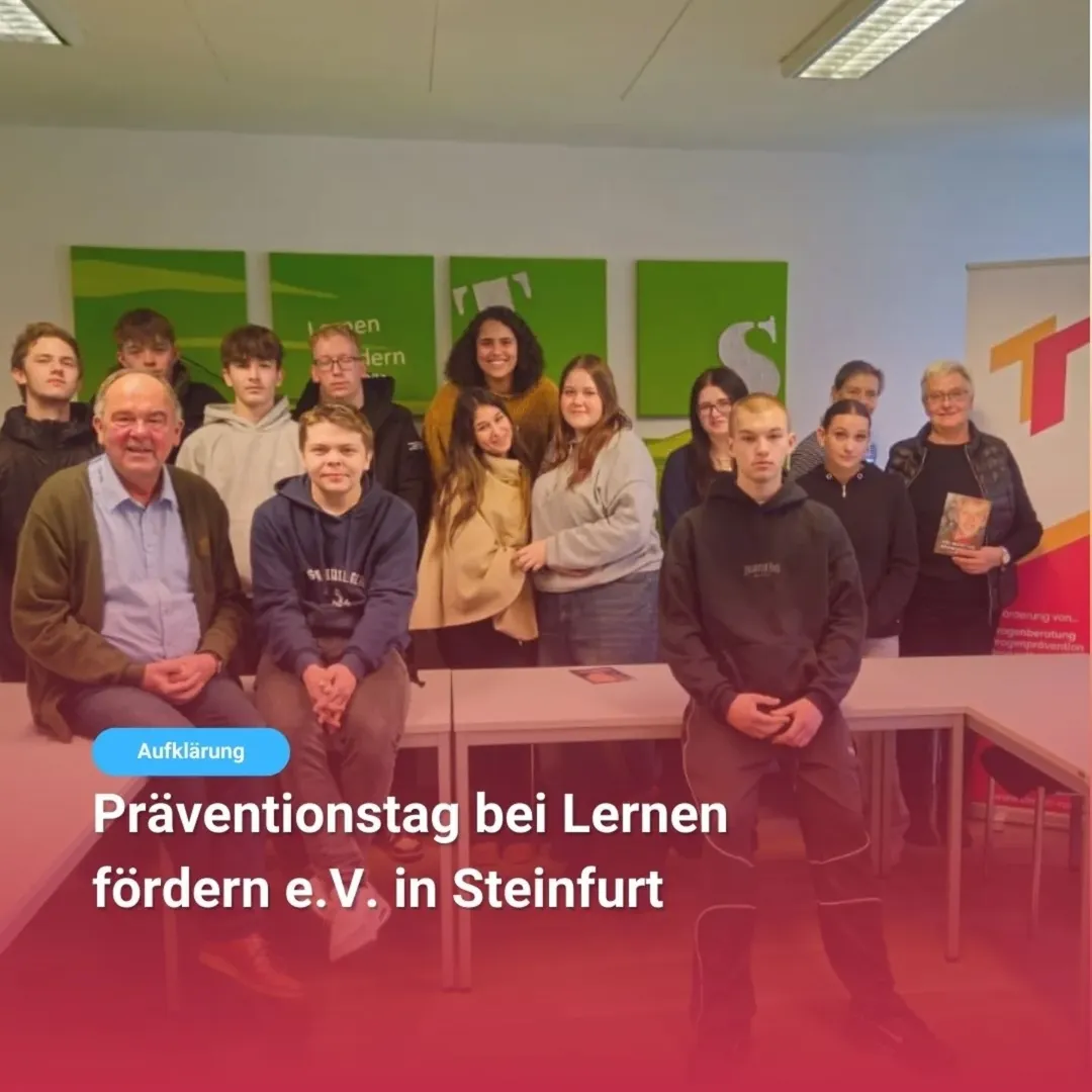 Tils Eltern mit Schüler*innen und Lehrer*innen sitzen auf Tischen