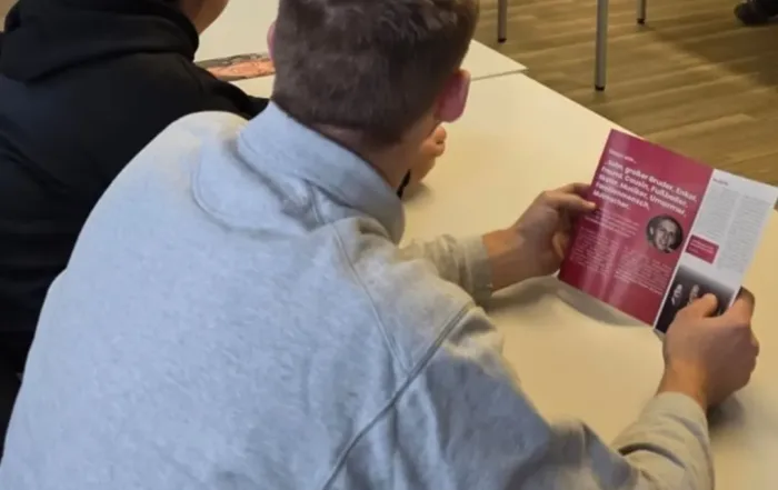 Schüler liest Flyer