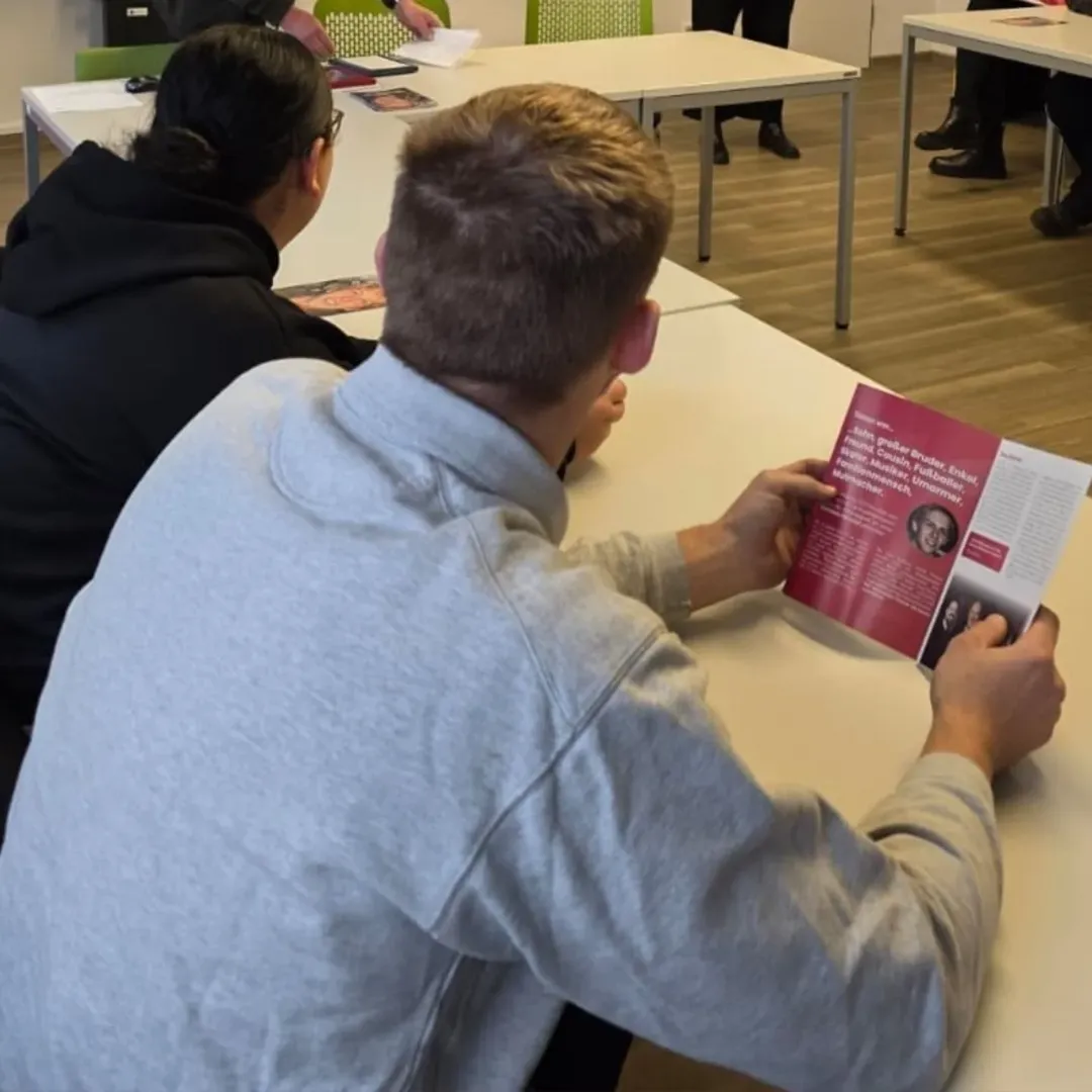 Schüler liest Flyer