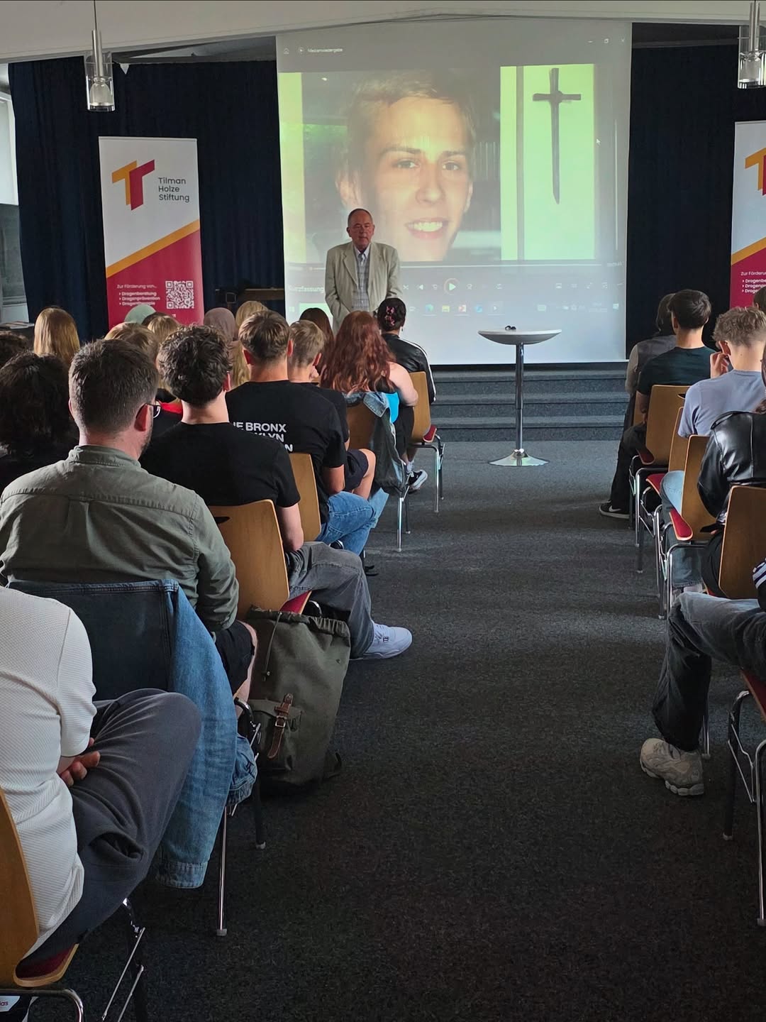 Erhard Holze vor Aula