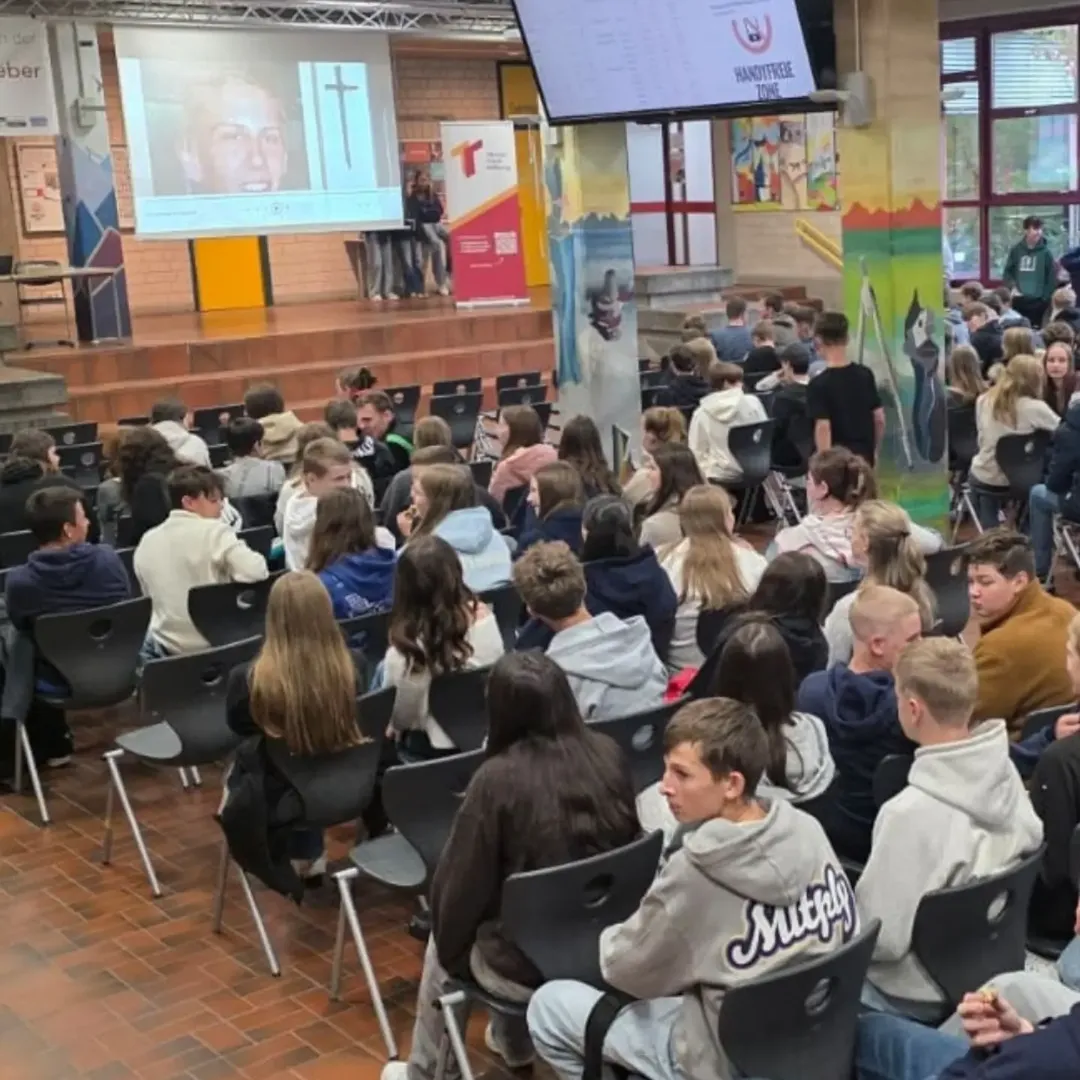Ganze Aula schaut Präventionsfilm