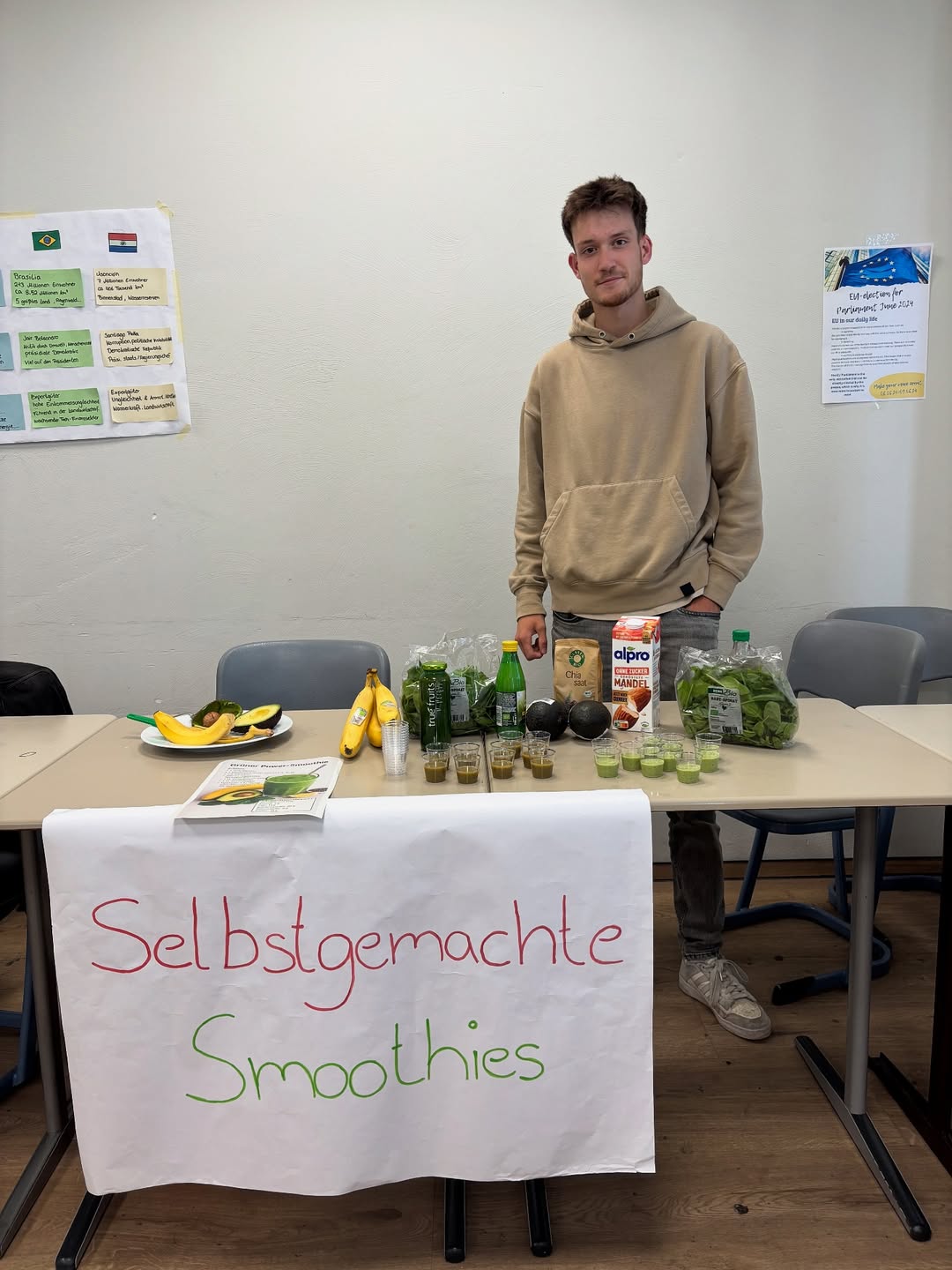 Schüler am Smoothie Verkaufsstand