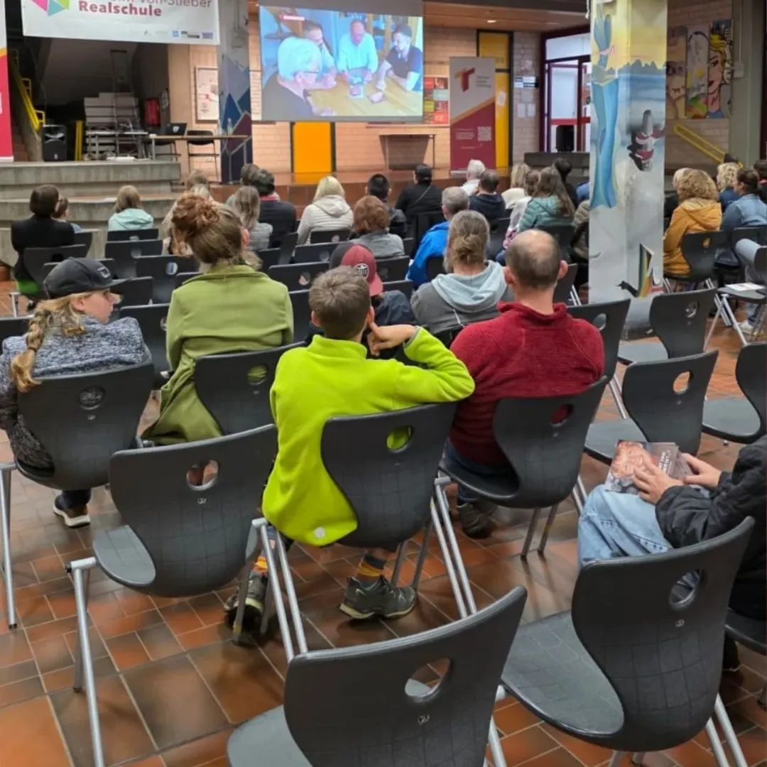 Ganze Aula mit Eltern