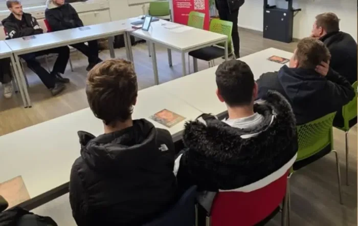 Christiane spricht vor Schüler*innen