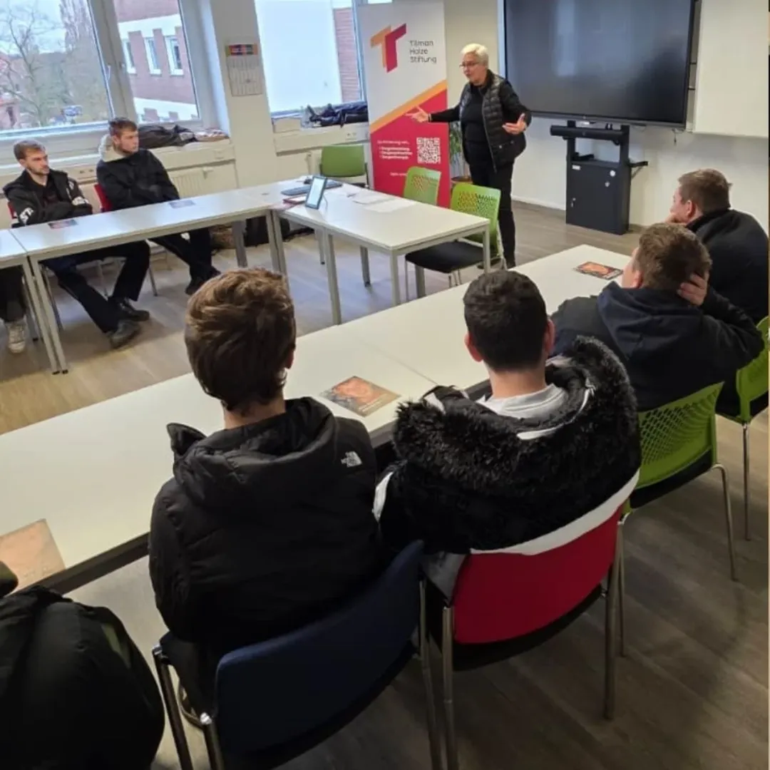 Christiane spricht vor Schüler*innen