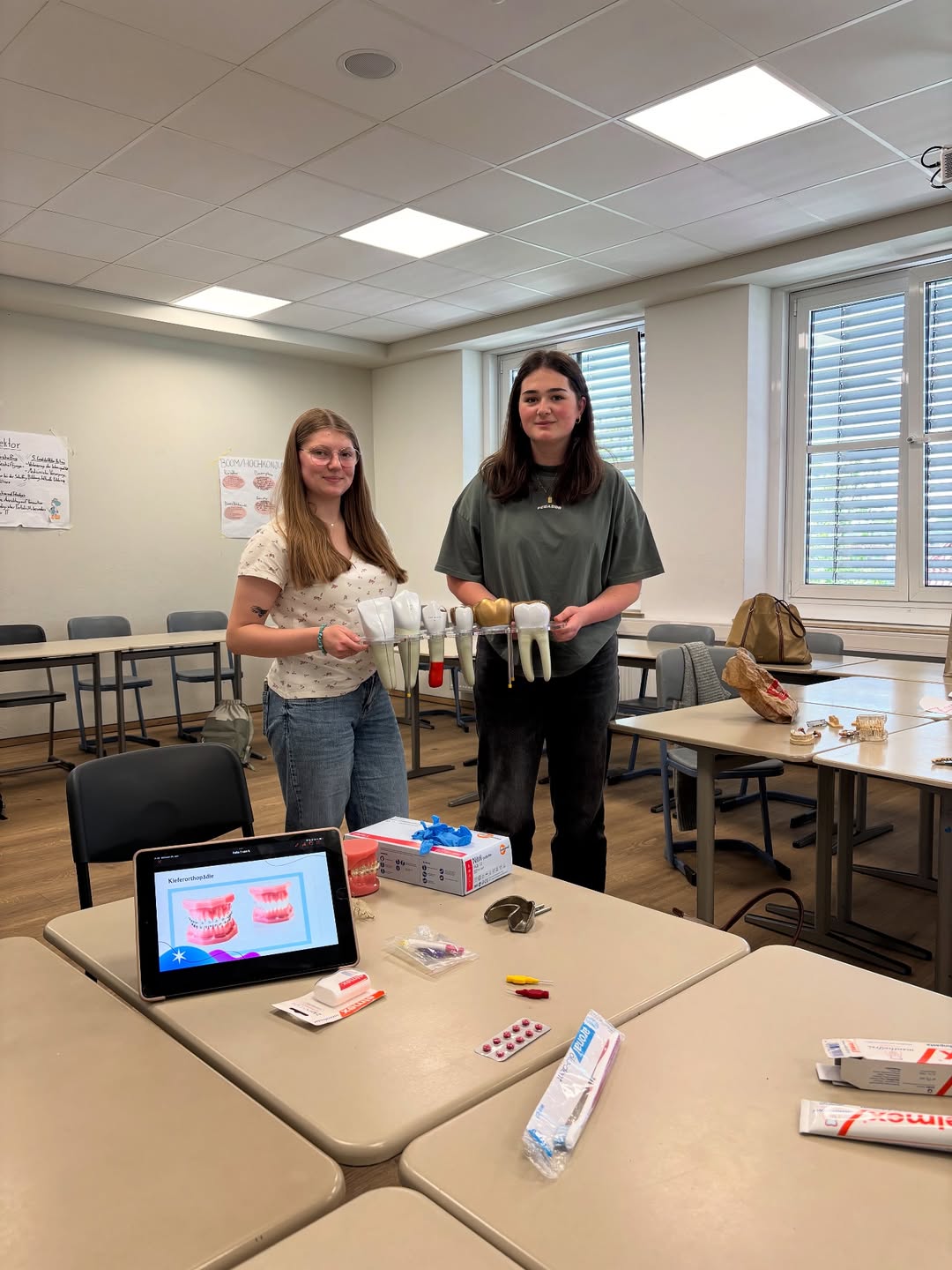 Schüler+innen im Klassenraum