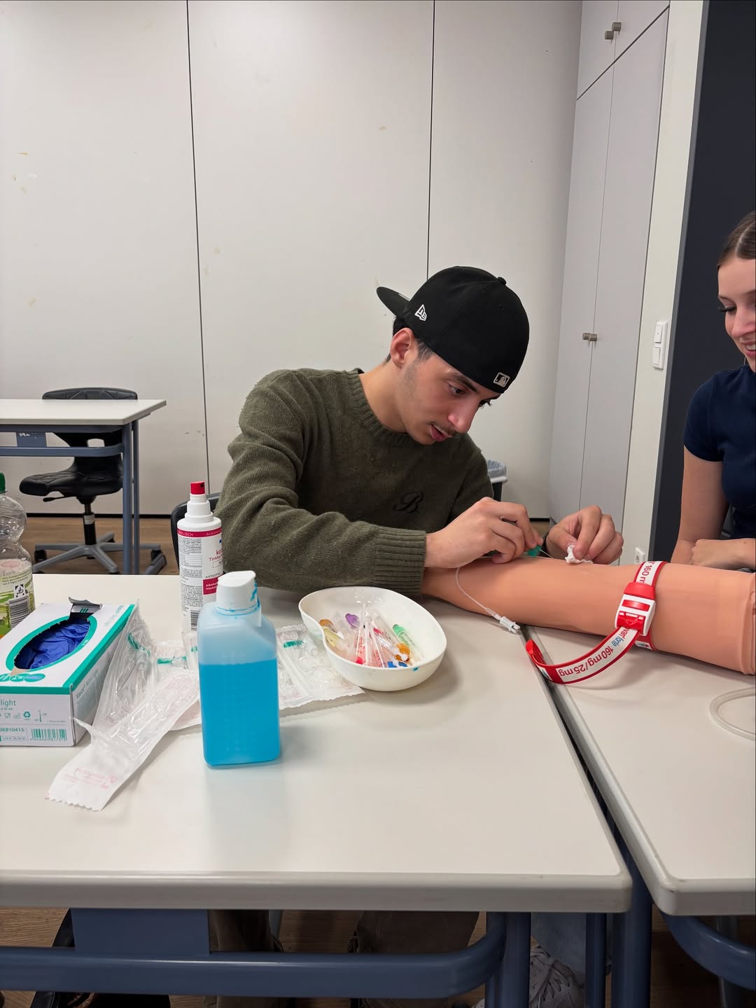 Schüler+innen bei spielhafter Blutabnahme