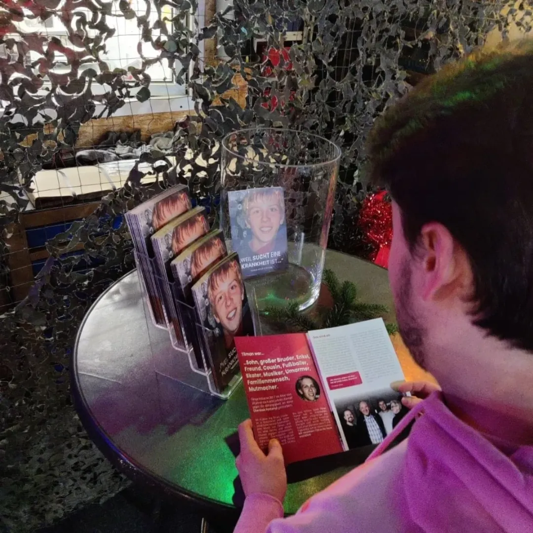 Schüler vor den ausgelegten Flyern bei der Feier.