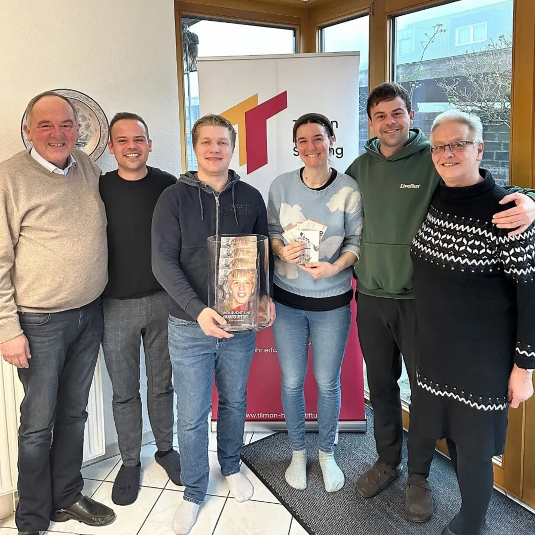 Stifterfamilie mit Schüler*innen