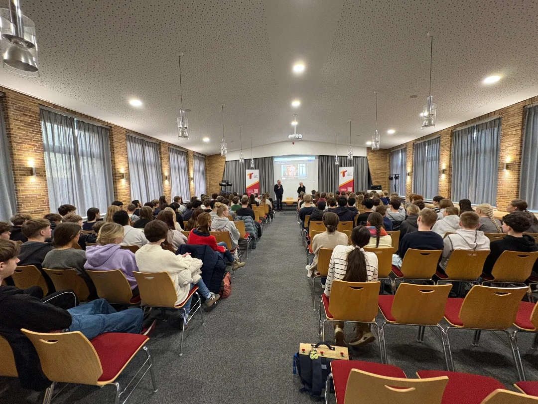 Schüler*innen hören aufmerksam zu.