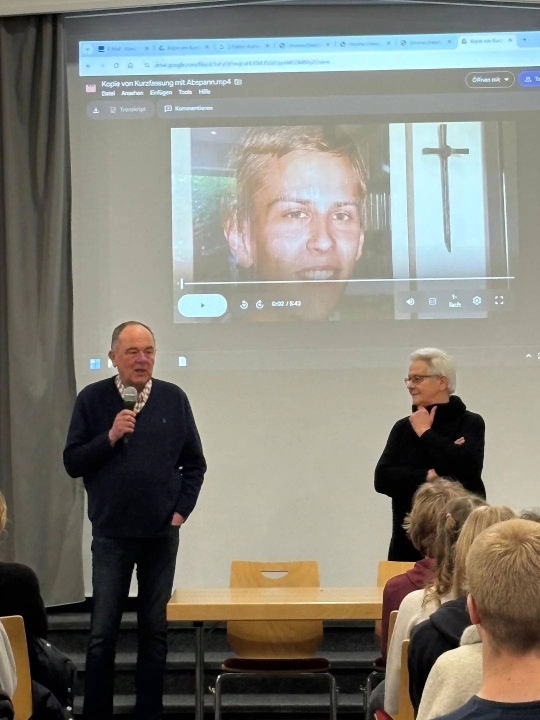 SnapInsta.to_620870162_17892482214408806_2332901129732859871_n Christiane und Erhard vor der Aula.