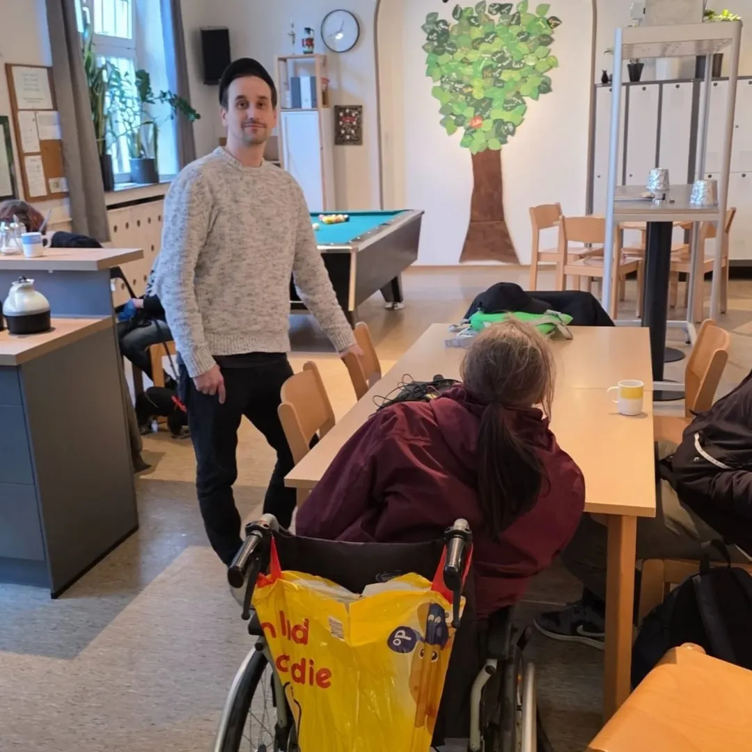 Besucherin der Einrichtung am Esstisch