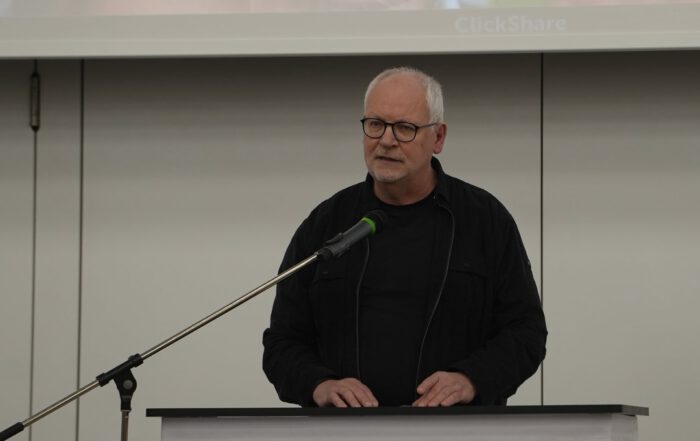 Schulleiter am Rednerpult