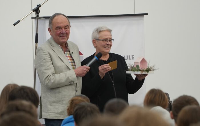 Christiane und Erhard erhalten ein Präsent