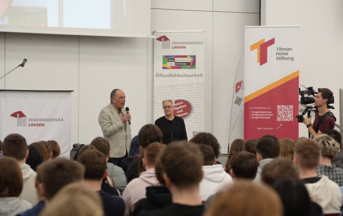 Tils Eltern vor der Aula