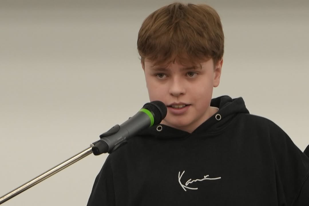 SnapInsta.to_631769455_18096345958945940_5456813164353676465_n Schüler am Rednerpult