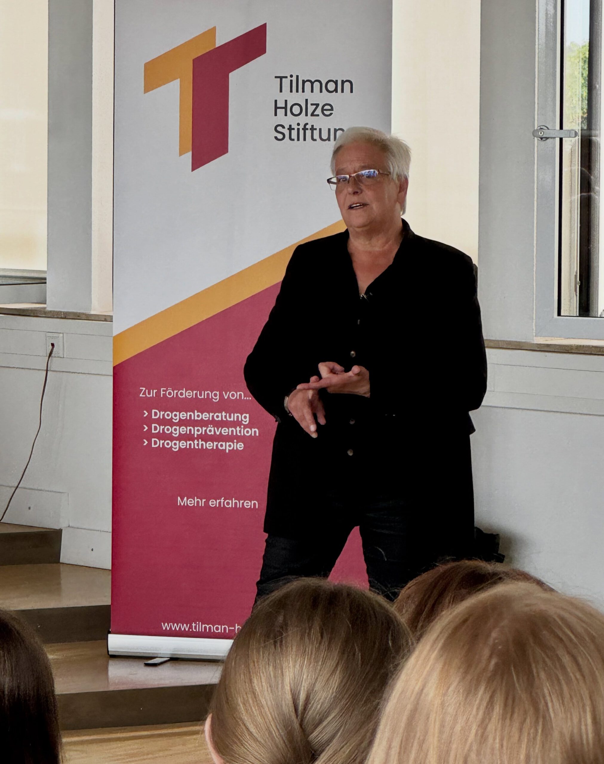MS3 Christiane vor Stiftungsbanner