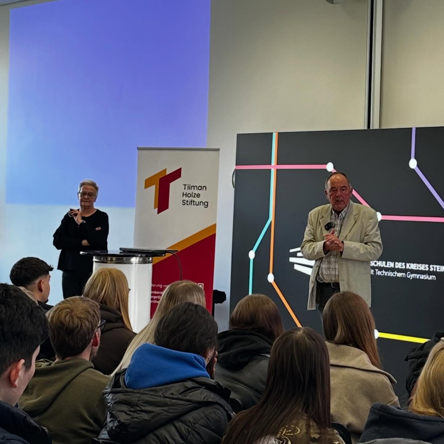 Christiane und Erhard Holze vor der Aula
